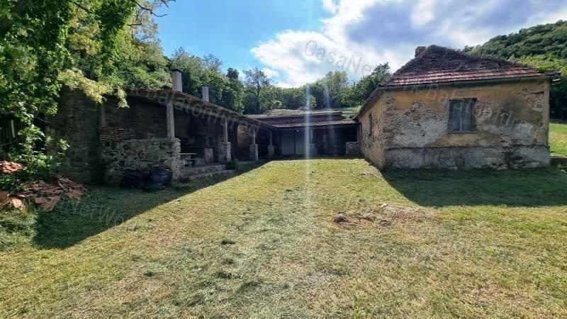 Large agricultural building in woodland setting near Káptalantóti