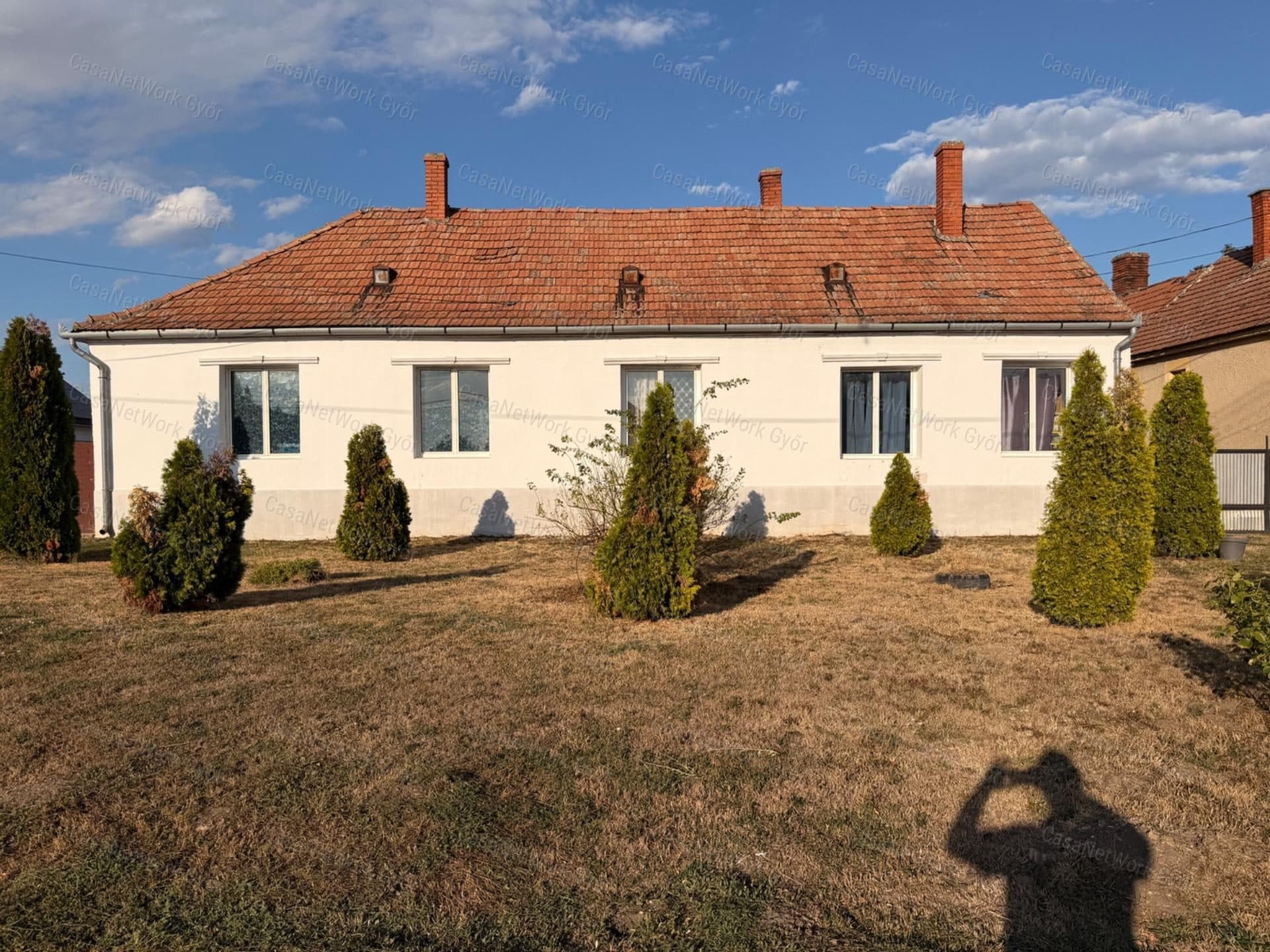 Großzügiges Einfamilienhaus mit 4 Schlafzimmern im Zentrum von Szil
