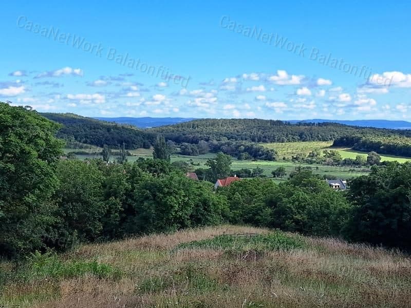 Bebautes Grundstück in Balatonszőlős – 6983 m² Bauland mit Panoramablick
