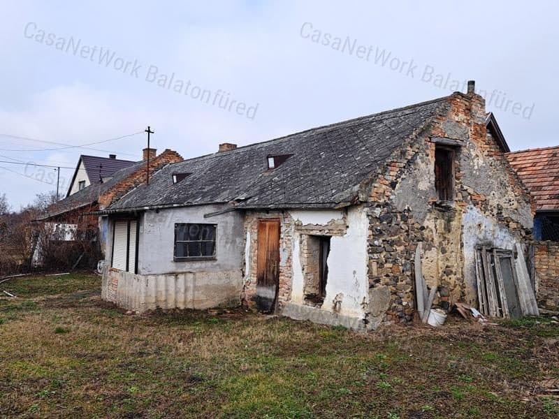 Baugrundstück mit Gebäude in Nemesgulács