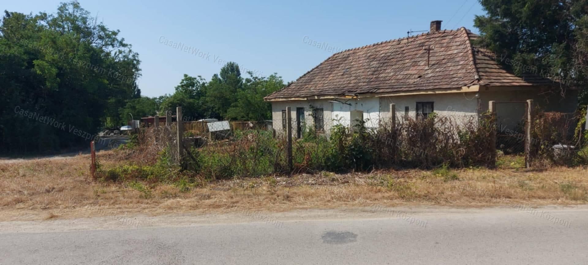 Grundstück mit felújítandó Haus in Balatonkenese