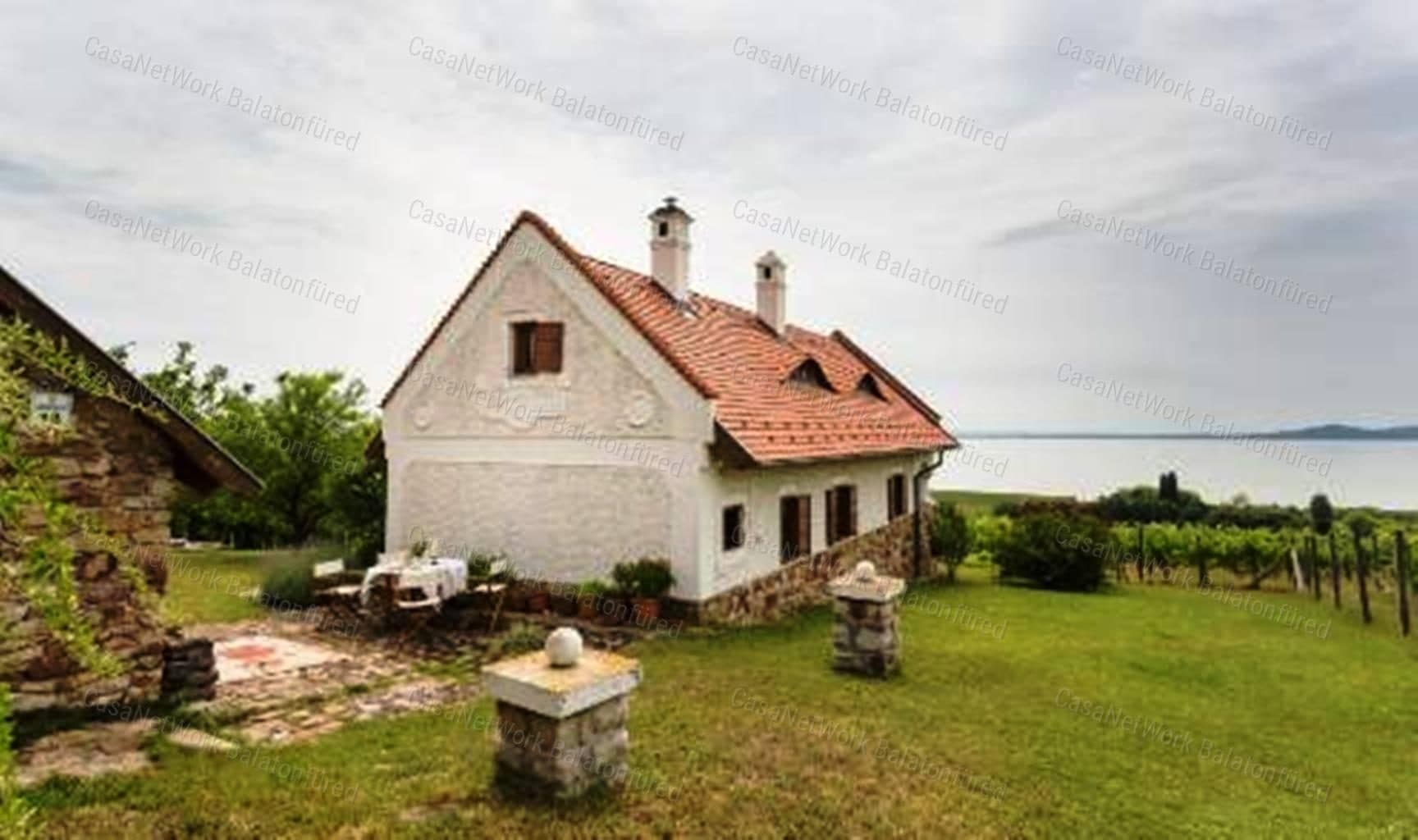 Bebautes Weingrundstück mit Panoramablick auf den Balaton in Szentantalfa