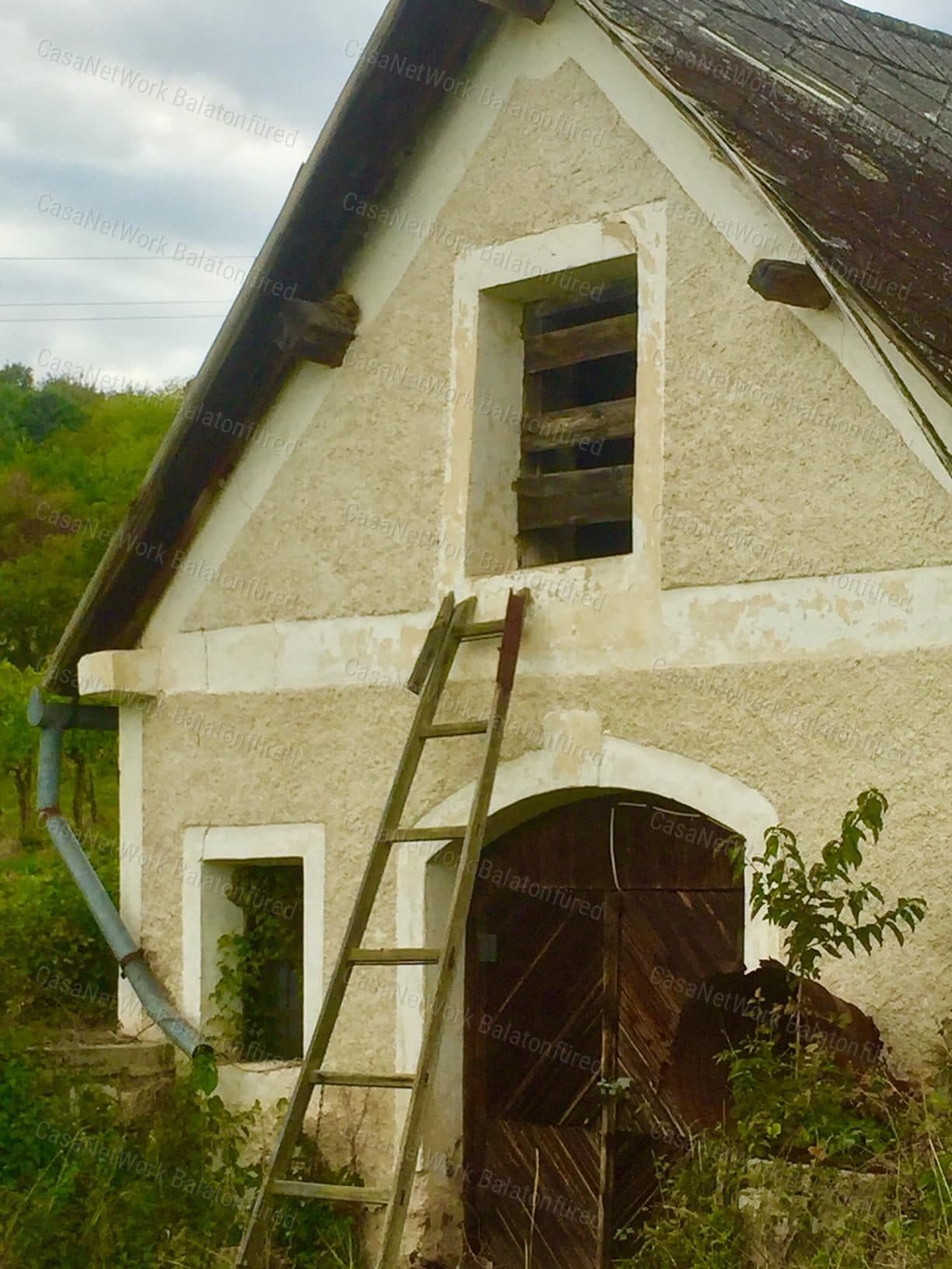 Részpanorámás Pince-présház