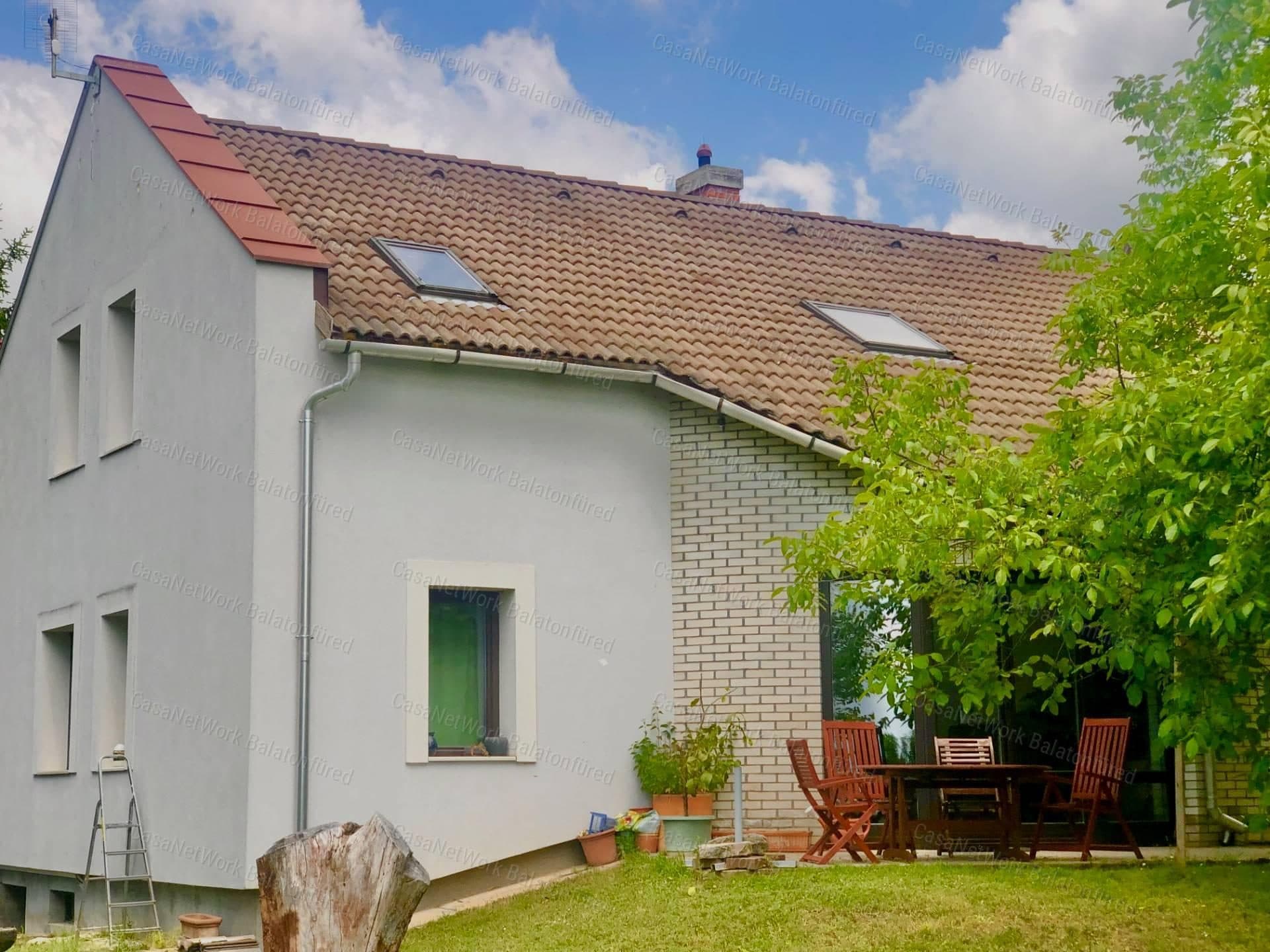 Einfamilienhaus in Aszófő mit Balaton-Panorama und Bachufer