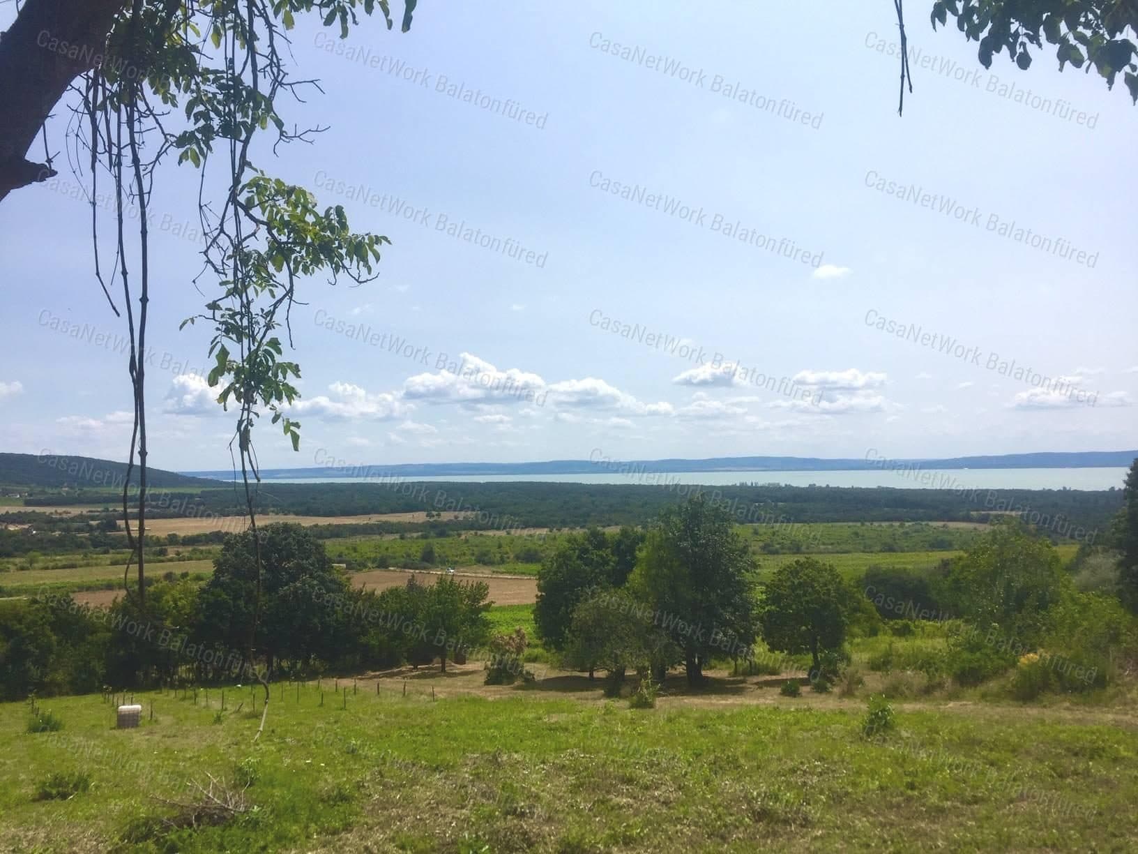 Grundstück in Dörgicse mit Panoramablick auf den Balaton