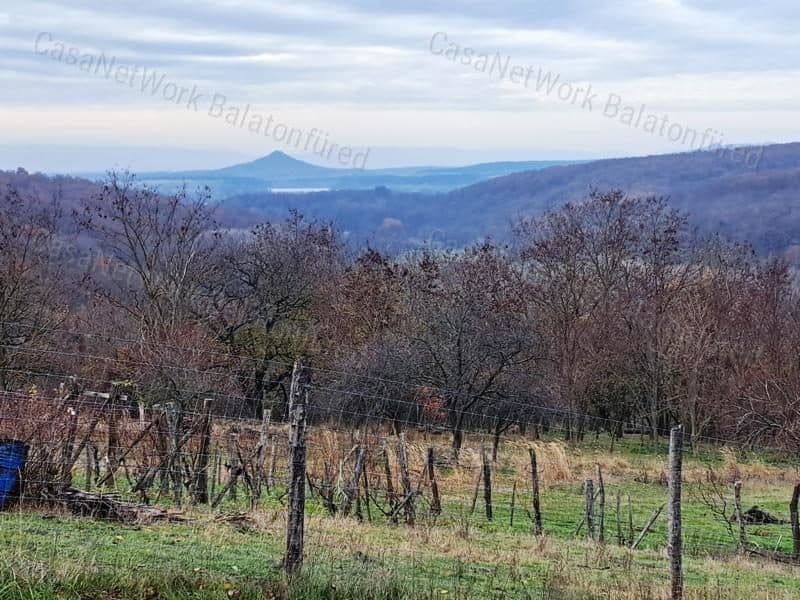 Gartengrundstück mit Waldrand und Ausblick in Kapolcs