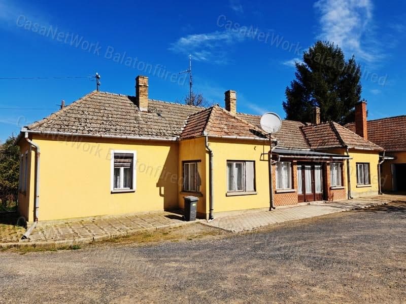 Sok lehetőség, kiváló lokációban - eladó CSALÁDI HÁZ KÁPTALANTÓTIBAN