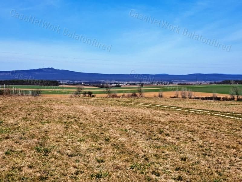 Arable land next to settlement and public road in Mencshely