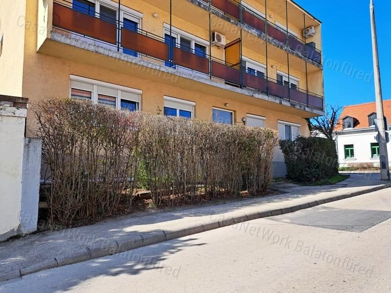 Központban, földszinten-eladó LAKÁS BALATONFÜREDEN