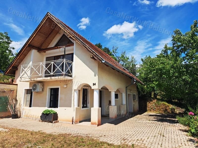 Részpanorámás,kedvező lokációban- eladó NYARALÓ CSOPAKON