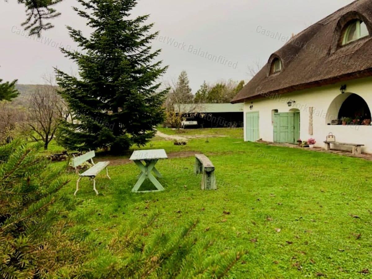 Authentisches Bauernhaus in traditioneller Anordnung in Köveskál